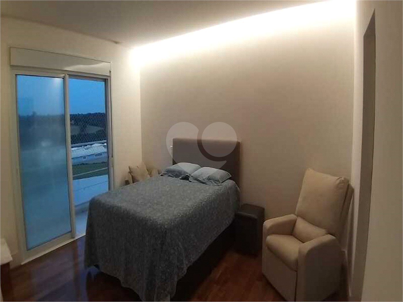 Casa à venda com 5 quartos, sendo 4 suítes, no condomínio Village Saint Charbel, Araçoiaba da Serra - SP