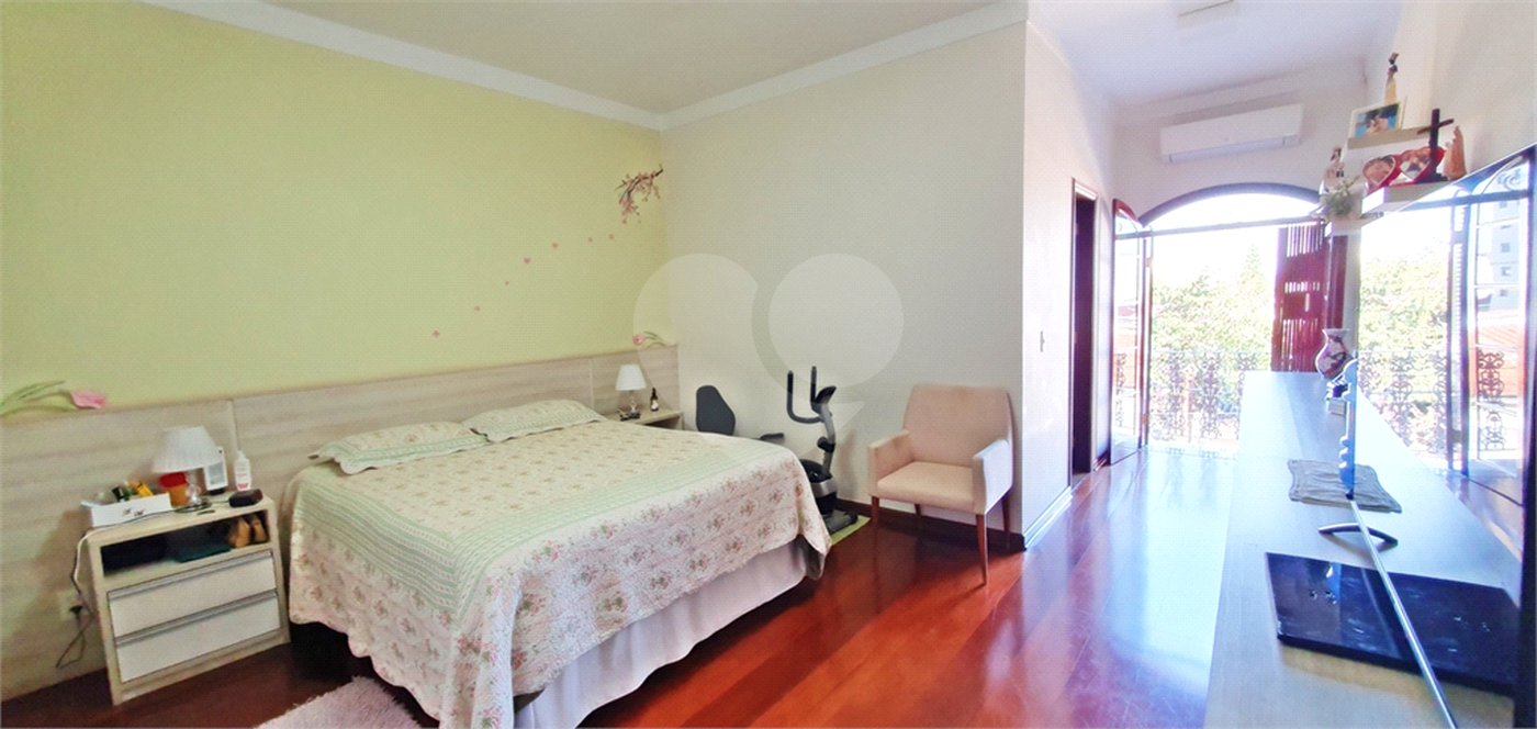 Sobrado à venda com 4 quartos, sendo 3 suítes, em Vila Paulicéia, São Paulo, SP