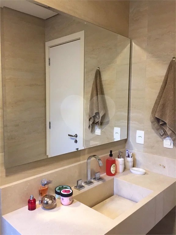 Sobrado à venda com 3 quartos, sendo 1 suíte, em Alto da Boa Vista, São Paulo, SP