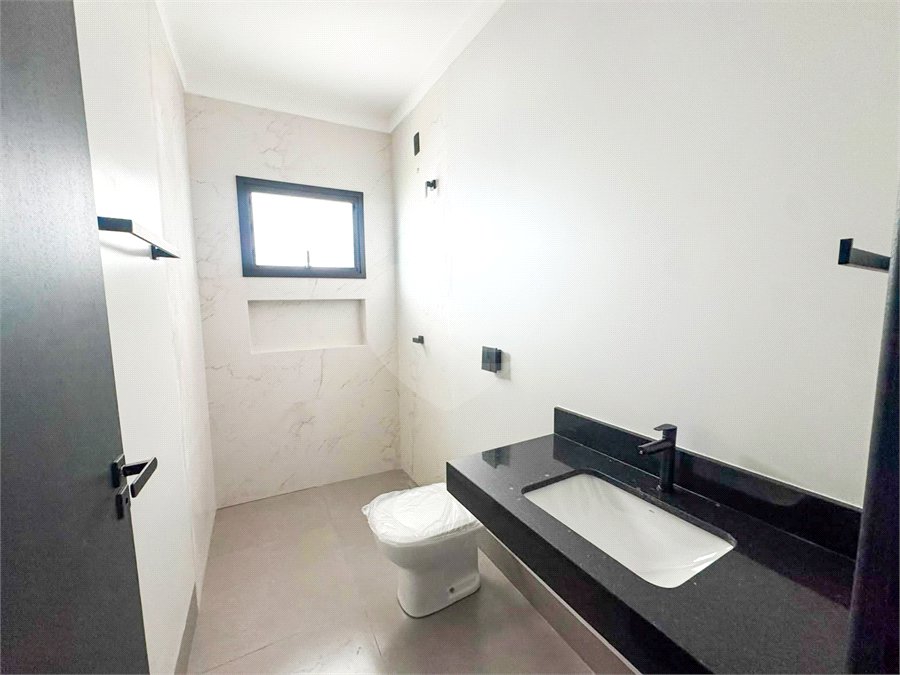 Casa à venda com 2 quartos, sendo 1 suíte, no condomínio Tivolli, Itapetininga - SP