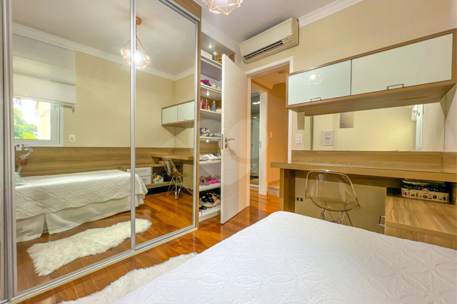 Casa à venda com 4 quartos, sendo 2 suítes,  no condomínio Floradas da Serra, São Paulo - SP