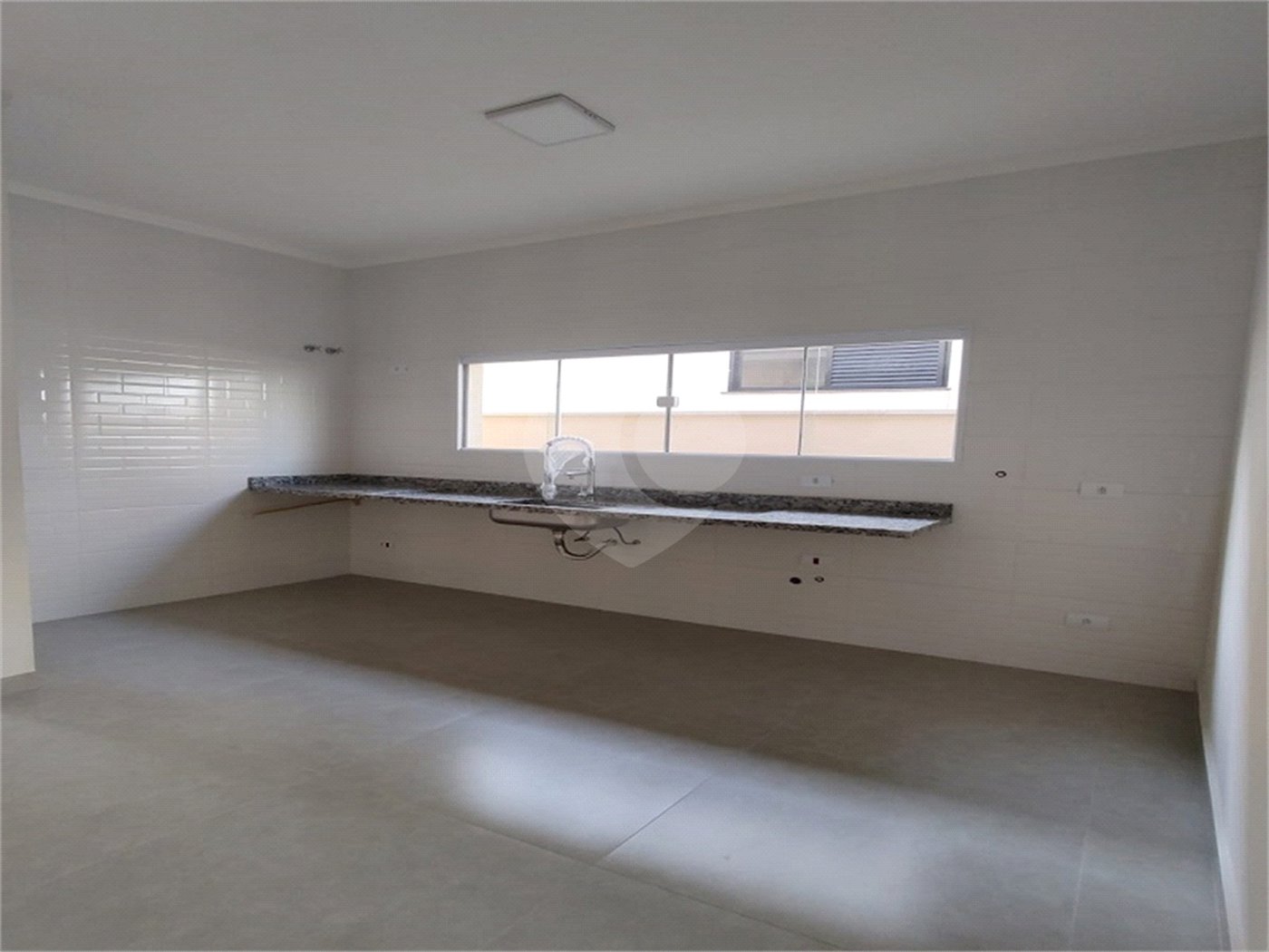 Casa à venda com 3 quartos, sendo 1 suíte,  no condomínio Atibaia Park 1, Atibaia - SP