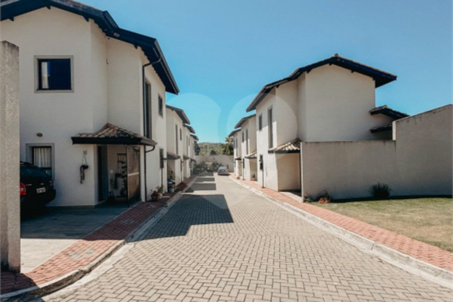 Casa à venda com 3 quartos, sendo 1 suíte, no condomínio Residencial Marchant Buarque, Atibaia - SP