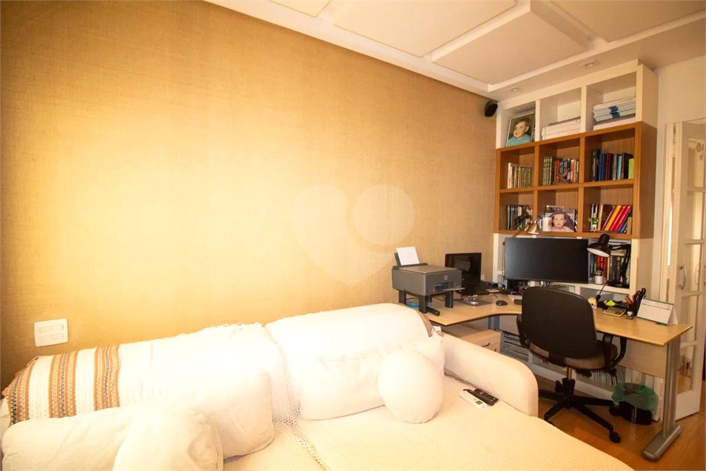 Casa à venda com 4 quartos, sendo 3 suítes, no condomínio Residencial Sans Souci, São Paulo - SP