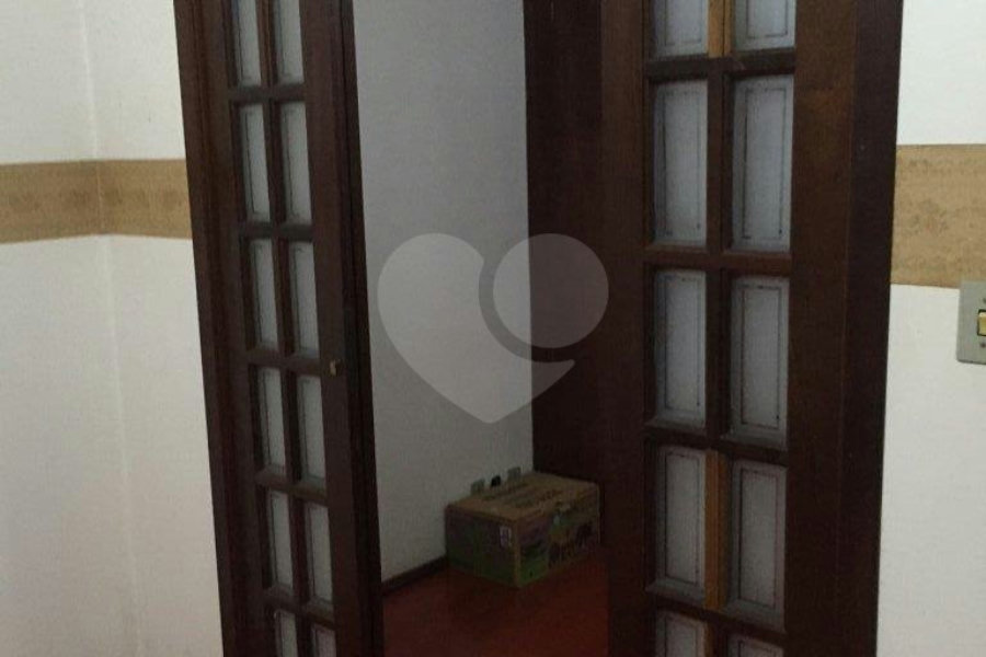 Casa à venda com 4 quartos, sendo 1 suíte, em Jardim das Laranjeiras, São Paulo, SP