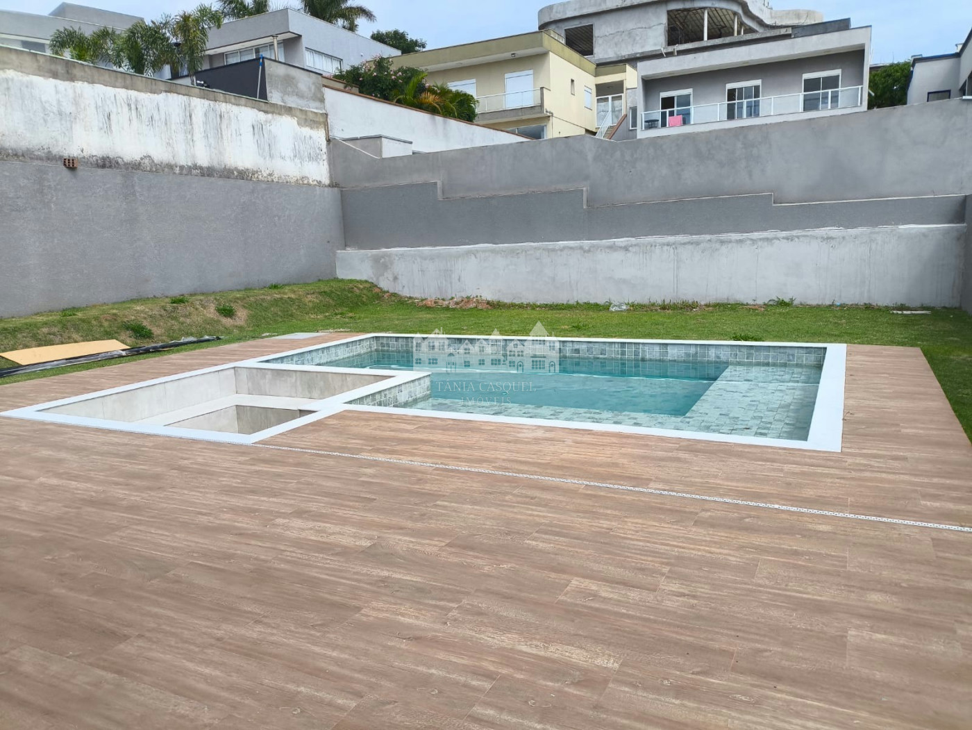 Casa à venda com 4 suítes no condomínio Figueira Garden, Atibaia - SP
