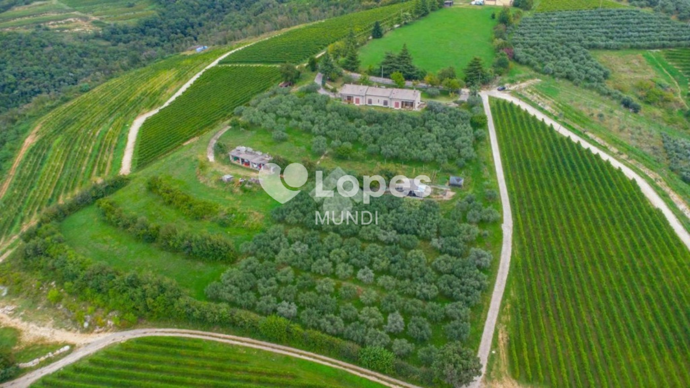 Casa multifamiliar à venda em Verona, Itália – 3 unidades e 12.000 m²