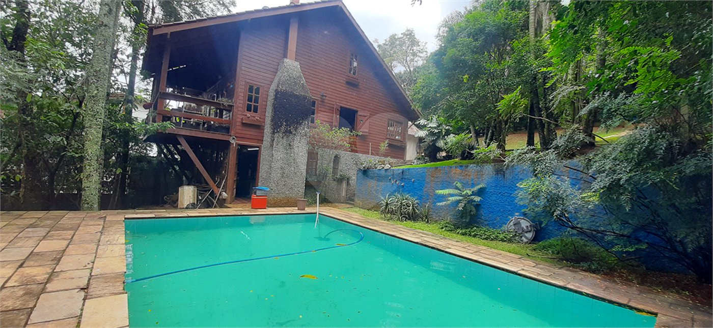 Casa à venda com 4 quartos, sendo 2 suítes, no condomínio Associação Reserva das Hortênsias, Mairiporã - SP