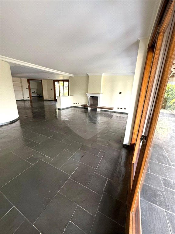 Sobrado à venda com 5 quartos, sendo 3 suítes,  em Jardim Leonor, São Paulo, SP