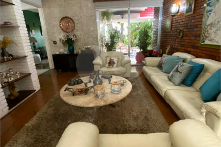 Casa à venda com 4 quartos, sendo 1 suíte,  em Vila Oliveira, Mogi das Cruzes, SP
