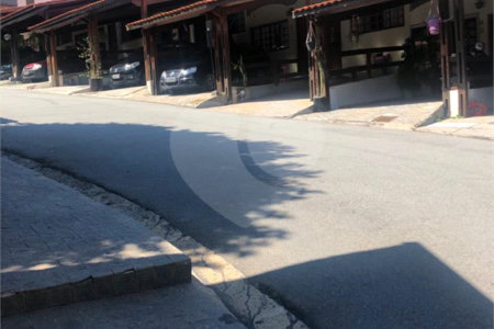Casa à venda com 3 quartos, sendo 1 suíte, no condomínio Residencial Sabará, São Paulo - SP
