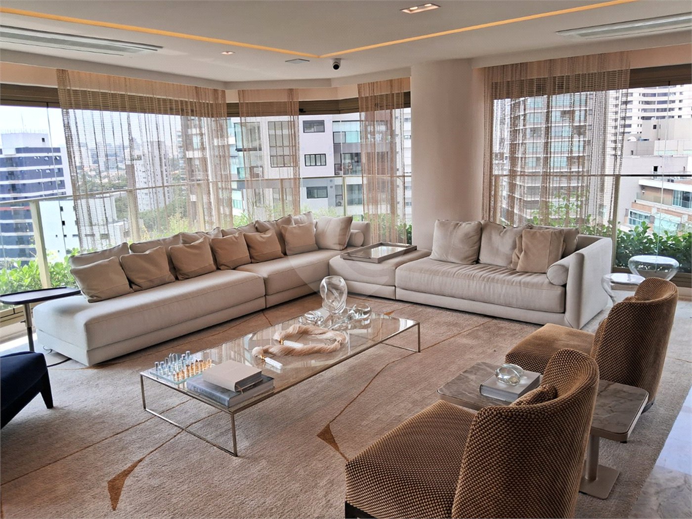 Apartamento à venda com 3 suítes em Moema, São Paulo, SP