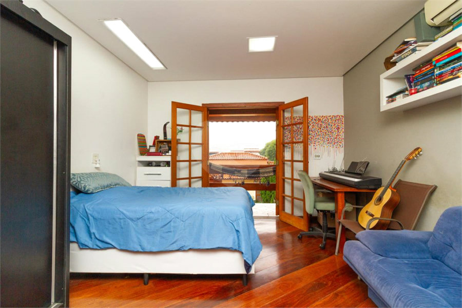Casa à venda com 4 quartos, sendo 2 suítes, no condomínio Da Serra, São Paulo - SP