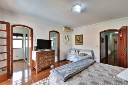 Casa à venda com 5 quartos, sendo 4 suítes, em Alto da Boa Vista, São Paulo, SP
