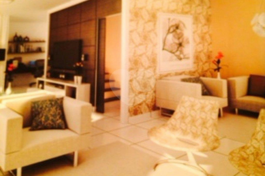 Casa à venda com 4 quartos, sendo 2 suítes, no condomínio Residencial Floresta, São Paulo - SP