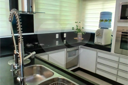 Casa à venda com 3 suítes no condomínio Figueira Garden, Atibaia - SP