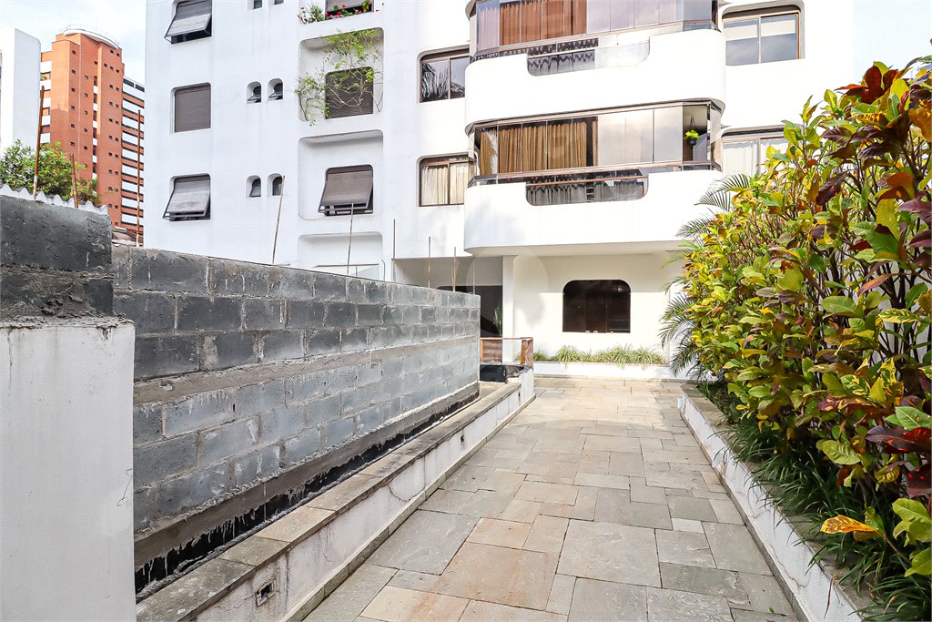 Apartamento à venda com 4 quartos, sendo 2 suítes, em Moema, São Paulo, SP