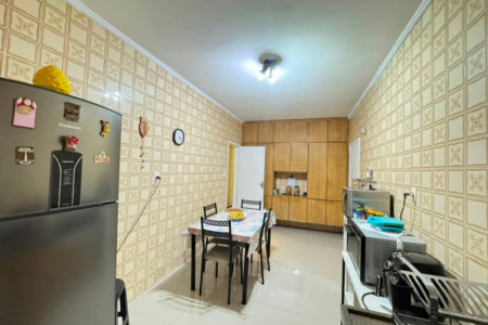 Apartamento com 2 dormitórios e suíte + dependência de serviço completa na Ponta da Praia – Localização privilegiada próximo à Praça Dino Bueno
