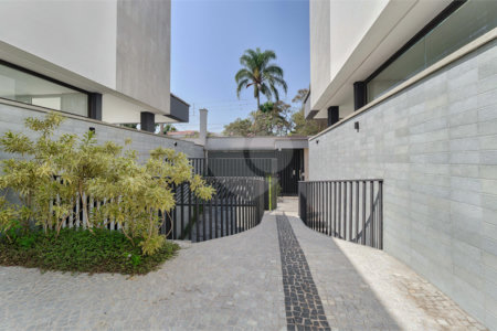 Casa à venda com 4 suítes no condomínio Edifício Jade, São Paulo - SP