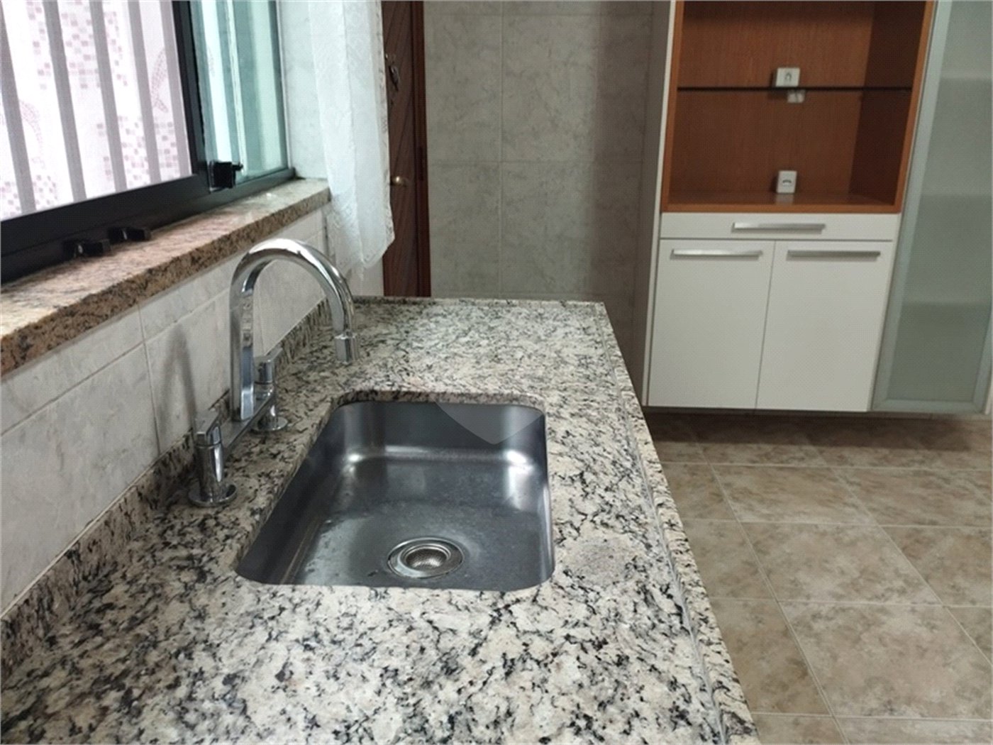 Casa à venda com 3 quartos, sendo 1 suíte, no condomínio Residencial Jardim das Palmas, São Paulo - SP