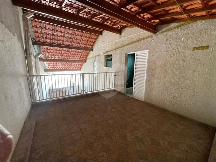 Sobrado com 4 dormitórios, 2 suítes, closet, varandas, escritório, jardim de inverno, espaço gourmet com churrasqueira e fogão a lenha e 3 vagas.