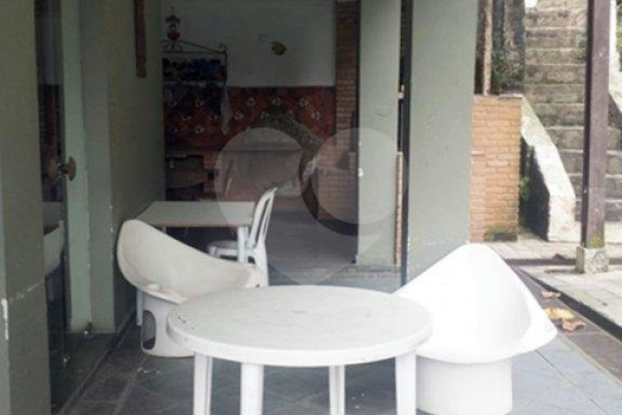 Casa à venda ou para alugar com 4 quartos, sendo 1 suíte, no condomínio Estrada Armando Barbosa ,6300, Mairiporã - SP