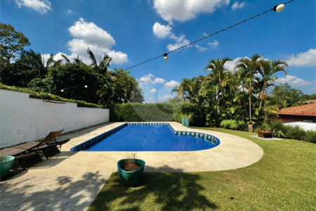 Casa à venda com 4 quartos, sendo 2 suítes,  no condomínio Granja Vianna II, Cotia - SP