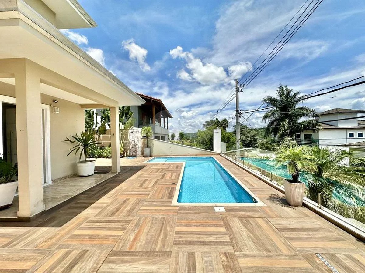 Casa em condomínio Impecável, 4 dorms / 2 suítes, varanda gourmet, piscina, 3 lareiras