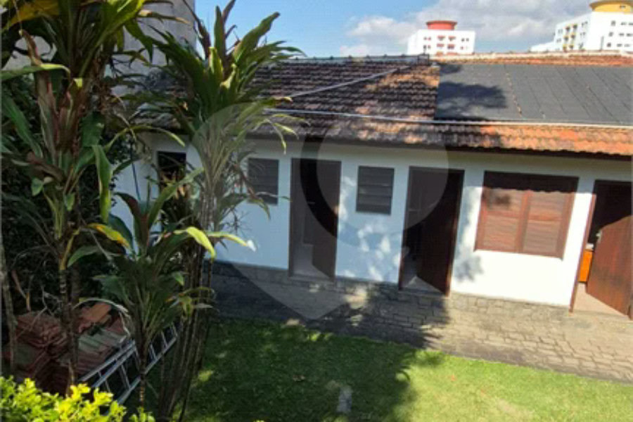 Casa com Piscina, Sauna e Edícula em Rua Arborizada no Tremembé