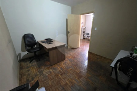 Casa térrea à venda com amplo quintal e grande potencial na Vila Nery