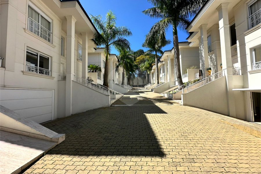 Casa à venda com 4 suítes no condomínio Villaggio Houda, São Paulo - SP