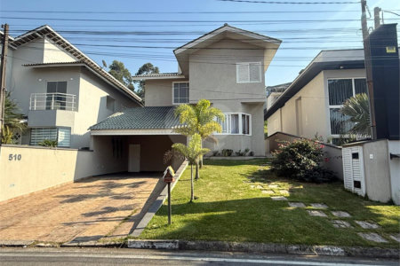Casa à venda com 4 quartos, sendo 2 suítes,  no condomínio Arujá 5, Arujá - SP