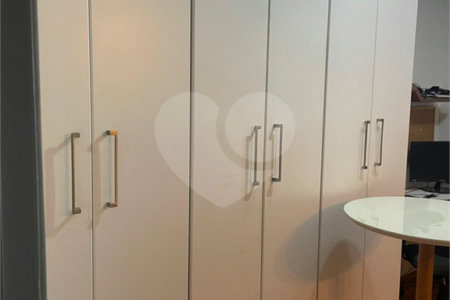 Casa à venda com 3 quartos, sendo 1 suíte, no condomínio Serranos, São Paulo - SP