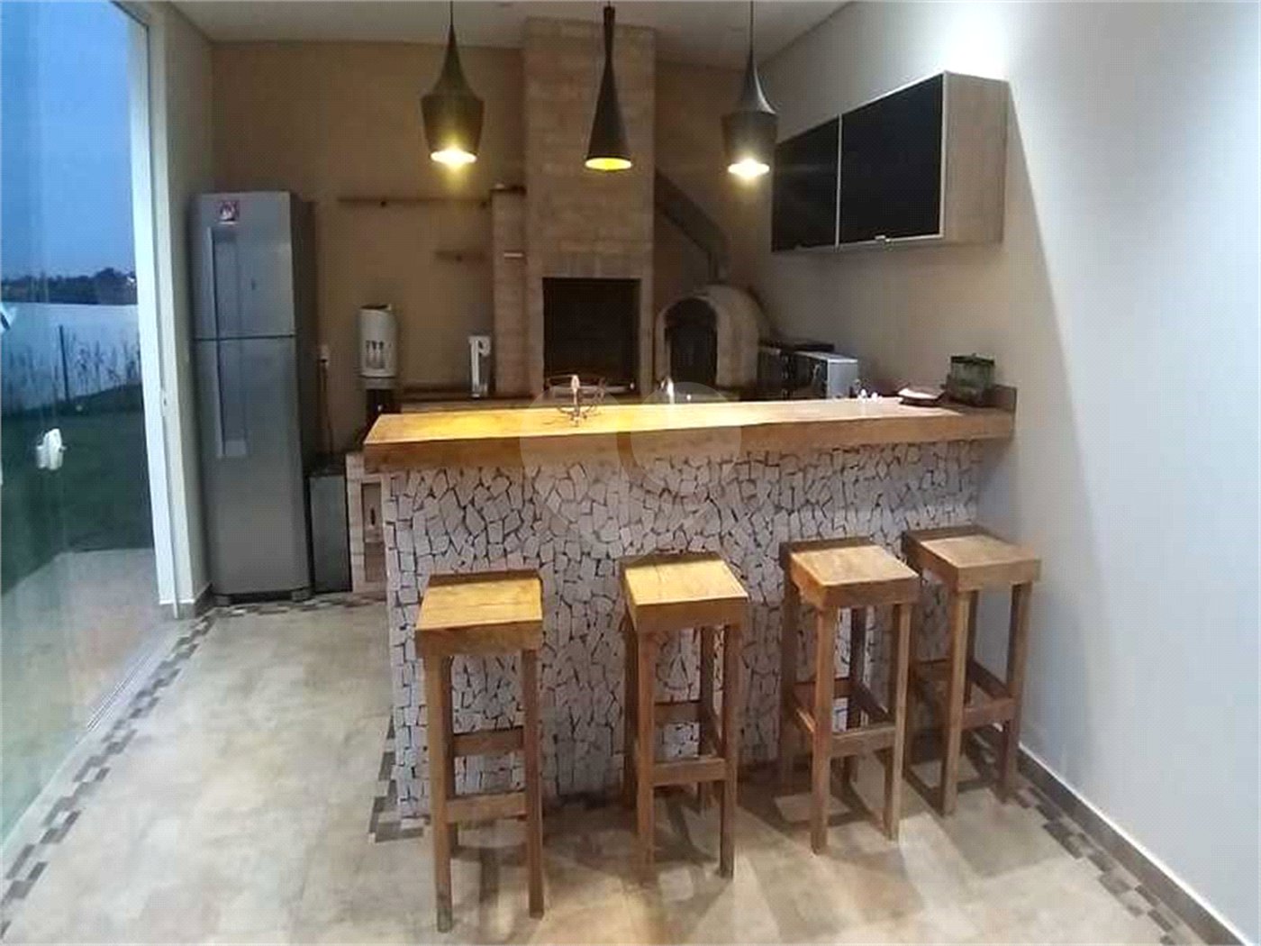 Casa à venda com 5 quartos, sendo 4 suítes, no condomínio Village Saint Charbel, Araçoiaba da Serra - SP