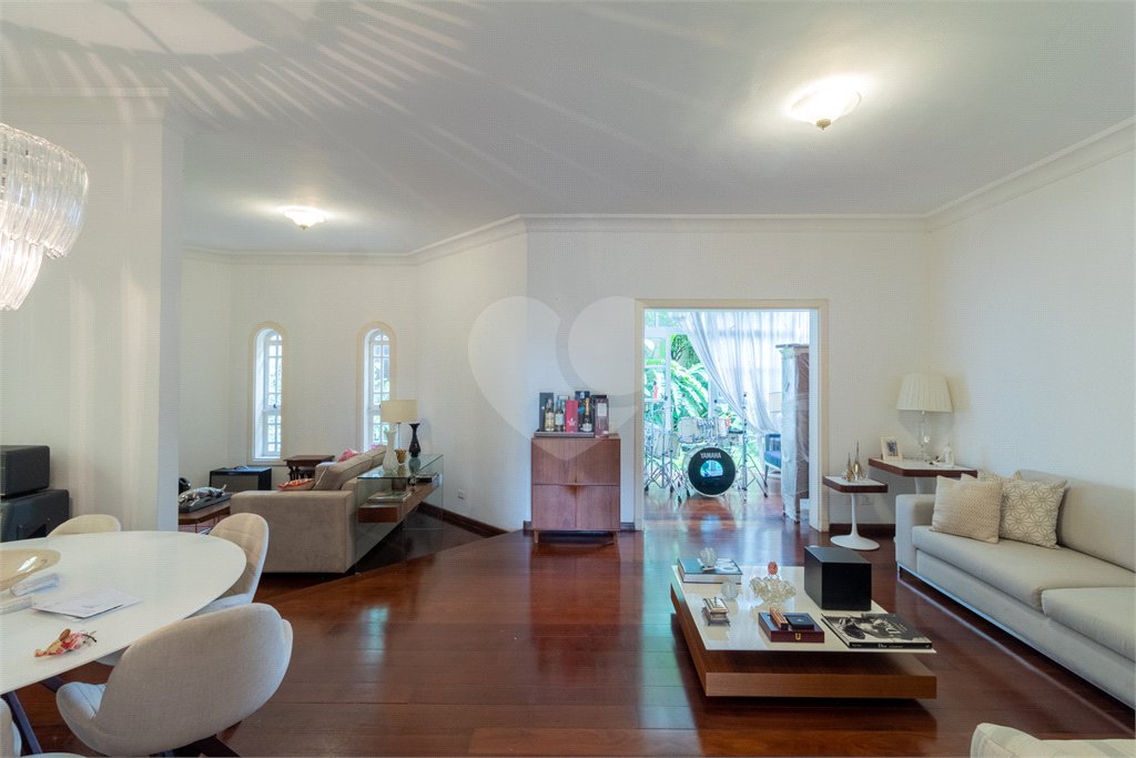 Casa à venda com 4 quartos, sendo 2 suítes,  no condomínio Vila das Flores, São Paulo - SP