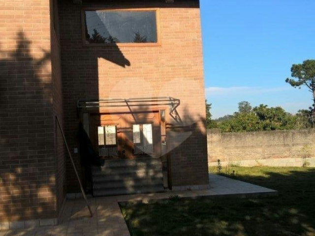 Casa à venda ou para alugar com 3 suítes no condomínio Vilarejo Estoril, Mairiporã - SP