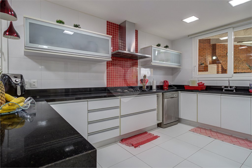 Sobrado à venda com 6 quartos, sendo 3 suítes, em Alto da Boa Vista, São Paulo, SP