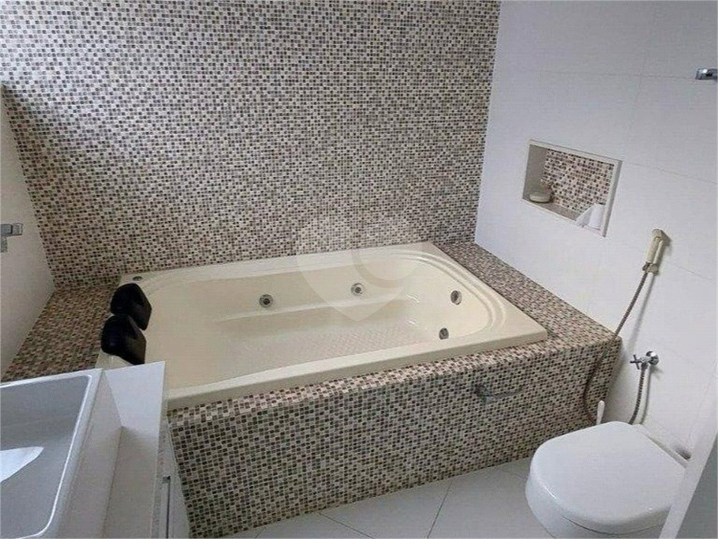 Casa à venda ou para alugar com 3 suítes no condomínio Mont Blanc, Sorocaba - SP