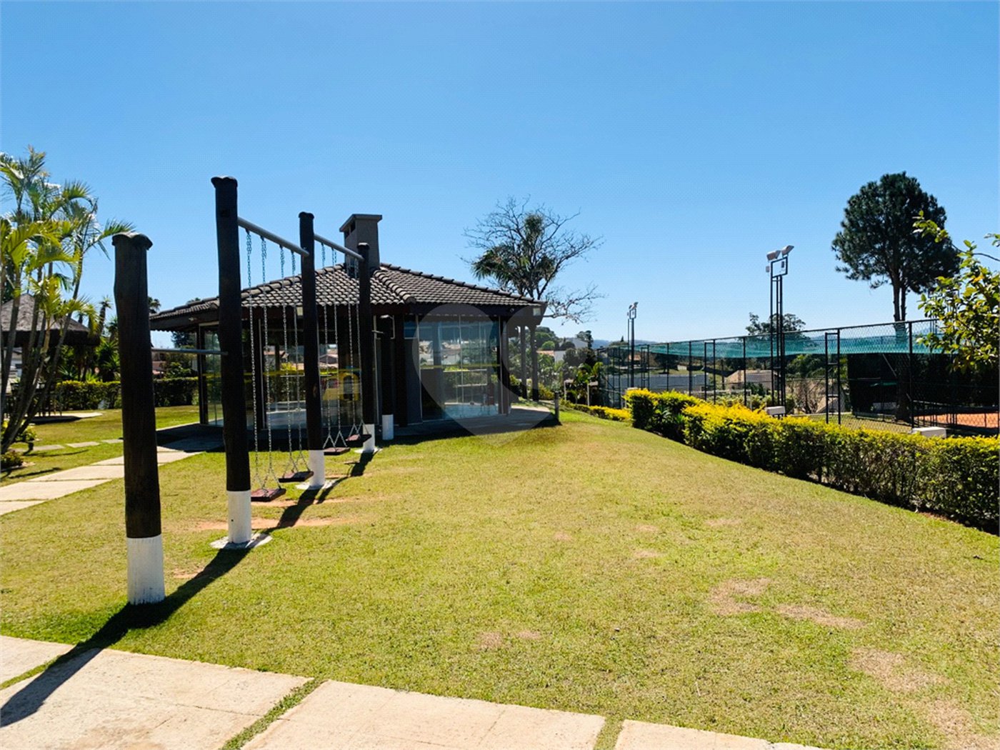 Casa à venda com 4 suítes no condomínio Osato, Atibaia - SP
