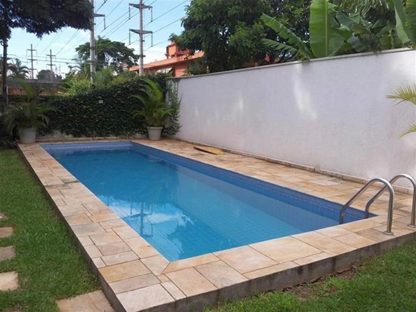 Casa no Butantâ com jardim e piscina