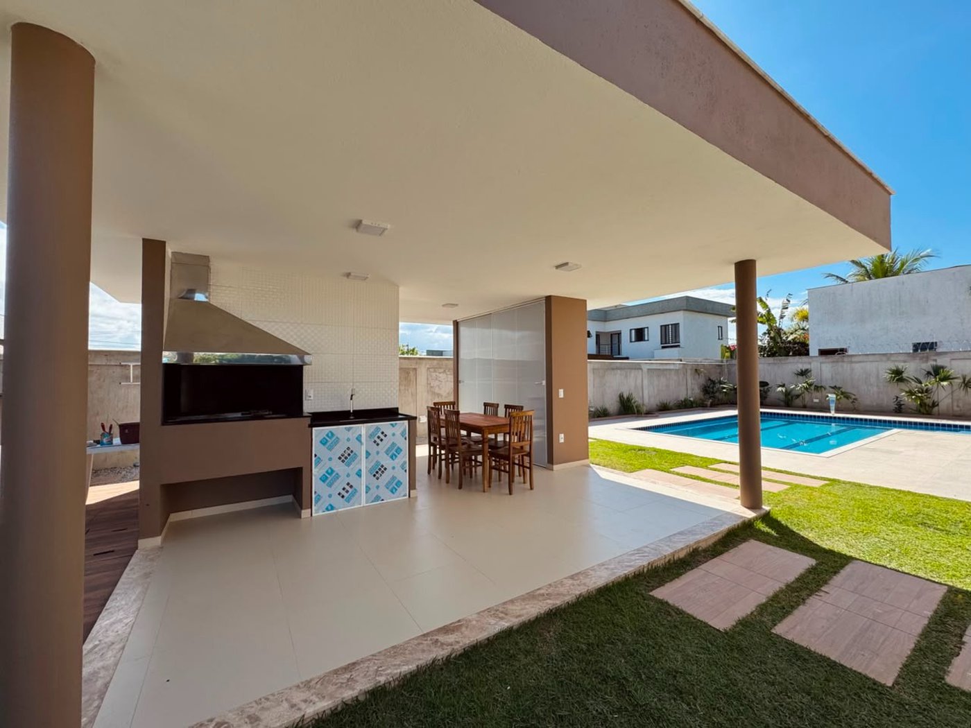 Casa para alugar com 3 suítes, no condomínio Outeiro São Francisco, Porto Seguro - BA