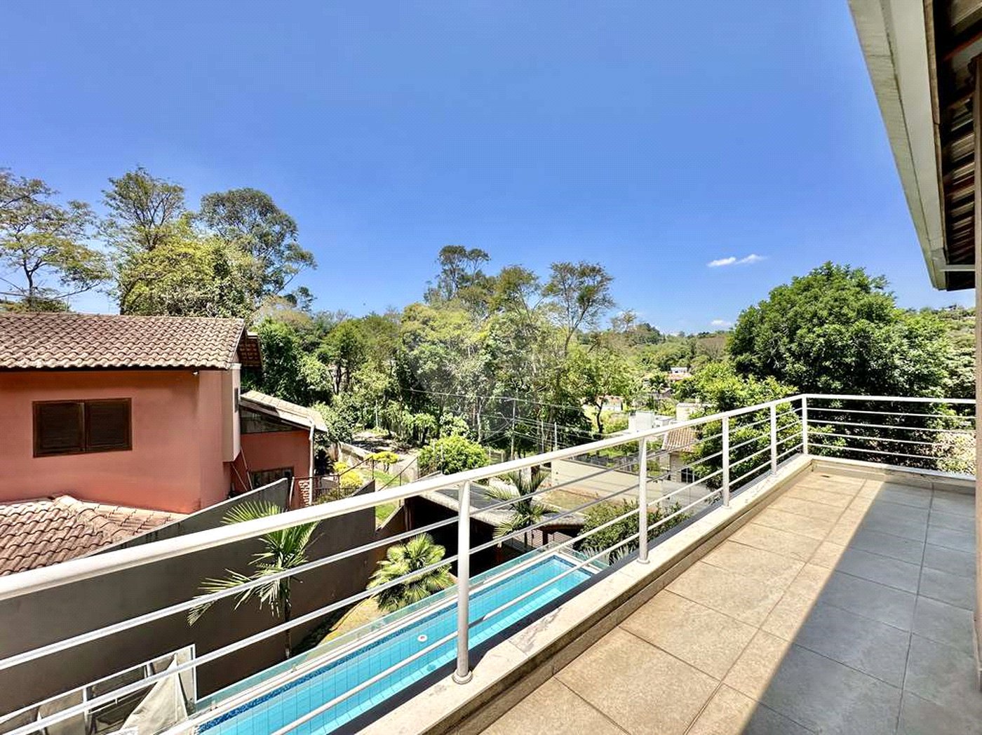 Casa à venda com 4 quartos, sendo 3 suítes, no condomínio Vilarejo, Carapicuíba - SP