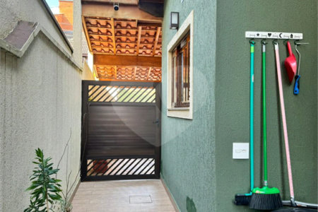 Casa à venda com 3 quartos, sendo 1 suíte, no condomínio Residencial Jardim das Flores 1510, Cotia - SP