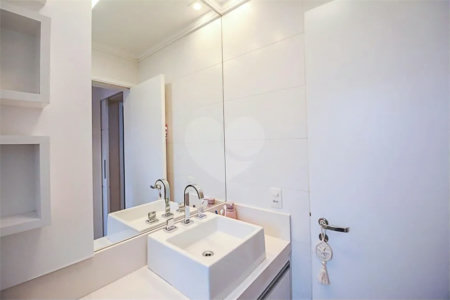 Espaço, conforto e uma localização privilegiada fazem deste apartamento mobiliado no Baeta Neves, em São Bernardo do Campo, uma excelente opção para seu novo lar. Com 118 m², três dormitórios e quatro banheiros, o imóvel oferece ambientes amplos para acomodar a família e receber amigos com comodidad