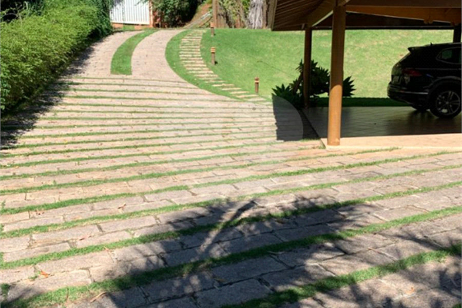 Casa à venda com 5 quartos, sendo 2 suítes, no condomínio Capela do Barreiro, Itatiba - SP