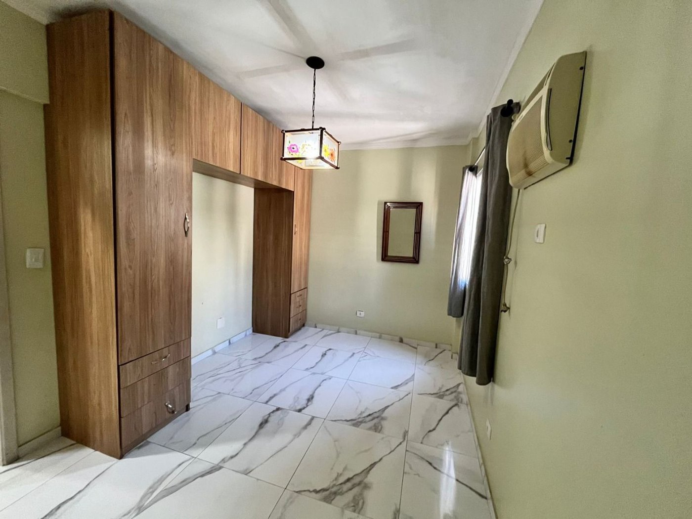 Apartamento 2 dormitórios com vaga de garagem lado praia na Enseada Guarujá