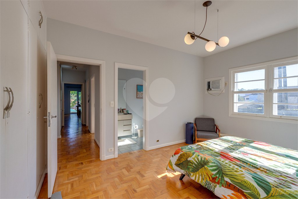 Casa à venda com 4 quartos, sendo 2 suítes,  em Alto da Boa Vista, São Paulo, SP