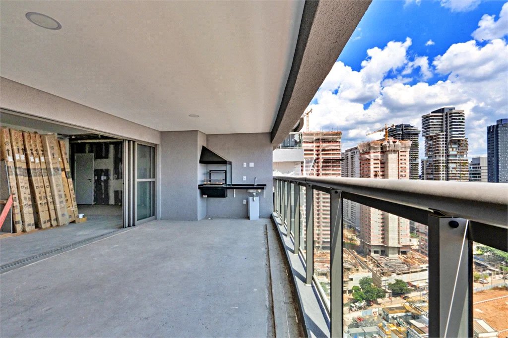 Apartamento à venda com 4 quartos, sendo 2 suítes,  em Jardim das Acácias, São Paulo, SP