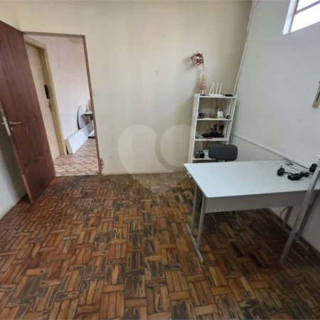 Casa térrea à venda com amplo quintal e grande potencial na Vila Nery