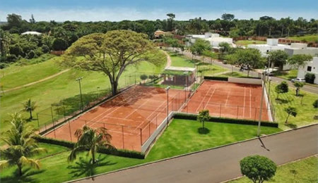 Estância dos Ipês , terreno plano , bem localizado e murado dos lados e fundos